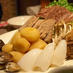 オリジナル洋風鍋 マルミット - お鍋の具材（じゃがいもと自家製ソーセージがイチオシ）