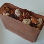 レ・グーテ - トップにはナッツ三兄弟(アーモンド、ヘーゼルナッツ、サクサク飴がけピスタチオ)にキャラメルソースが