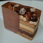 レ・グーテ - ダクワーズ生地と華やかなガナッシュ、様々なナッツとキャラメルムースが調和、ノアノア430円