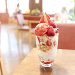 三びきの子ぶた - いちごパフェ (800円) '15 2月上旬 