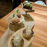 ボッテゴン - アミューズ（手前から、じゃがいものタルト・あこう鯛・イカ墨のバケット）
