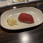 居酒屋 矢三朗 - お通し　マグロの漬け握り