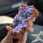 なかゆくい商店 - 超揚げたてを早速その場で、パッカ〜ン♪
鮮やかな紫色。