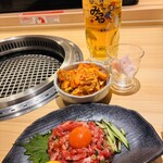 黒毛和牛一頭買い焼肉 道頓堀みつる - レアステーキユッケ風と生キムチと生ビール