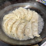 餃子の王将 - 料理写真:鉄のフライパンでしっかり焼いていこう