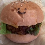 カラダととのう店、Vege小屋。 - 自家製Vegeパン ハンバーガー。野菜の甘みを活かした自家製パンに、豆腐入りのパティを合わせたヘルシーな一品です。