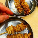 大衆酒場 一番手 - ホルモン串(たれ･スパイス)税込109円x4