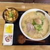 らーめん みそ膳 - とんこつみそラーメン900円にスタミナセット200円。