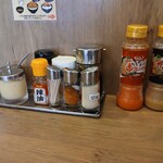 伝説のすた丼屋 - 料理写真:座ったカウンター席上の味変さんたち。私が使ったのはラー油くらい
