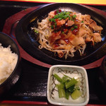 Tengu sakaba - 豚肉と野菜の鉄板焼きセット ¥590