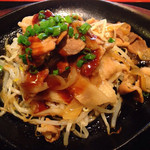 Tengu sakaba - 豚肉と野菜の鉄板焼きセット ¥590 の豚肉と野菜の鉄板焼き