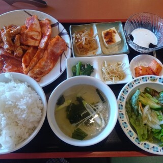 炭火焼肉 モーモー亭 - 料理写真:豚４種盛りランチ¥1045