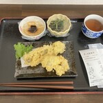 きっする食堂 - 大根の味噌がけ110円・　　　　　　　　　　　　　ブロッコリーの出汁醤油がけ110円・　　　　　　　　穴子の天ぷら308円　全て税込価格です