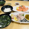 活魚料理 びんび家 - サーモン刺身単品&しまあじ定食　刺身単品にもわかめ味噌汁がつきます
