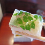 比良山荘 - 一つ一つ丁寧な先付。岩魚の押し寿司は見た目も綺麗