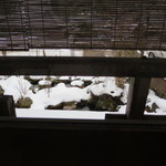 比良山荘 - 客室から庭を見て