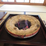 比良山荘 - 鍋用の炭、パチパチと