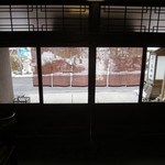 比良山荘 - 入口店内から