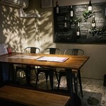 野菜家さい - 大切な方々と心おきなく語らえる、落ち着いた雰囲気の完全個室です。周囲を気にせず、和歌山の旬を活かした料理と厳選ワインをゆったりとお愉しみいただけます。

会食や記念日、少人数のパーティーに。素材の純度を尊ぶ一皿とともに、親密な時間が流れる至福のひとときをお過ごしください。特別な日を彩る、上質なプライベート空間をご用意して心よりお待ちしております。