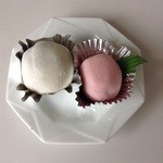 Imada Wagashi - (左) いちご大福 160円         (右) 梅大福 130円