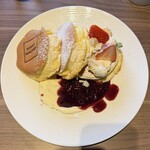 SUNNY PANCAKE 前橋 - Wベリーソースのレアチーズパンケーキ