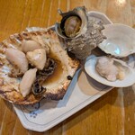 赤羽シルクロード トロ函 - 活貝浜焼き盛り合わせ