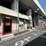 タブチ - ガード外からの扉は出口専用。通り挟んだ目の前はバインミー屋さんが目印。