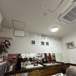 タブチ - テーブル席は四人掛け二卓あとはカウンターと二人掛け席一席