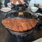 明治亭 - 蓋から覗くロースカツ。ワクワク感半端ない