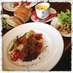 Huit - 牛バラ肉のソテー
～トマトとオリーブのソース～