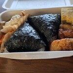 Gyoki’s おにぎり処 - 料理写真:おにぎり 上から写真撮るのを忘れたので 何のおにぎりか判りませんネwww
*三崎の鮪フレーク¥450
*三戸のサンコロ¥450
*+お弁当セット¥600