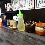 横浜家系らーめん 武術家 - 「武術家」平成27年2月24日再訪問　卓上の調味料類