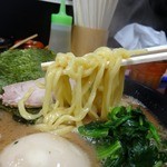 横浜家系らーめん 武術家 - 「武術家」平成27年2月24日再訪問　酒井製麺の中太麺よりやや細いタイプ