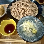 松吟庵 - 左側はポン酢。揚げたてのカツをひたして食べる味わい。