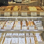 安岡蒲鉾 - ショーケースに並ぶ 練り物類