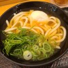 驛麺家 - 玉子うどん(税込460円)
トッピングは半熟玉子とたっぷりの刻み葱
つゆは鰹節&熬子《イリコ》&昆布をベースに甘めの薄口醤油を加えて整えたもの
饂飩は歯応えはやや弱めでコシも弱めな広島仕様のもの