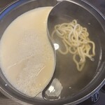  しゃぶ葉 - 「基本の白だし」と「帆立豆乳だし」にしましたが、既にミニのラーメンが…www
