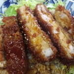 くらの屋 - 丼ならぬ皿での珍しいスタイル