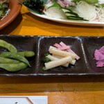 個室居酒屋 船橋酒房 - 前菜　真ん中のマカロニは甘めの味付け