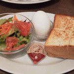 エスプレッサメンテ・イリー - トーストセットのサラダ・ゆで卵・パン