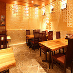 やちむん - 店内奥のテーブル席：エリア貸切は最大２４名様まで