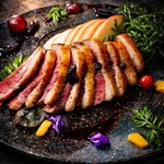 鴨肉のロースト～アストゥリアス風～「野菜家さい」スペシャリテ。赤ワインとリンゴが奏でるスペインの情熱