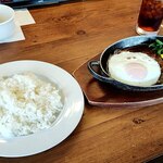 オリーブの丘 - 料理写真:デミ玉ハンバーグ690円(税別)