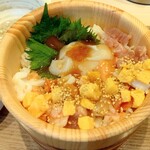 おひつごはん四六時中 - 四六彩りおひつごはん に、海老みそソースをまんべんなくかけました (2026.04.11)