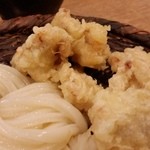 うどん 慎 - かしわも、さくっと揚がっていて美味しい