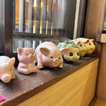 とんかつ とん八 - カウンターの横に並んでいました