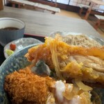 たからや - カツは半分がダシ汁に浸り、半分はサクサクの食感