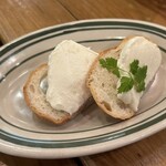 グレーヌマルシェ - お通し2人分で700円、クリームチーズとワインの相性がこの上なくよい