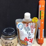 ひるがの高原サービスエリア上り線 - ネギ味噌、鶏ちゃん味噌、明宝ハムスティック。