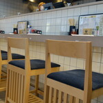 やきとん 串焼き酒場 青二才 - カウンターの風景